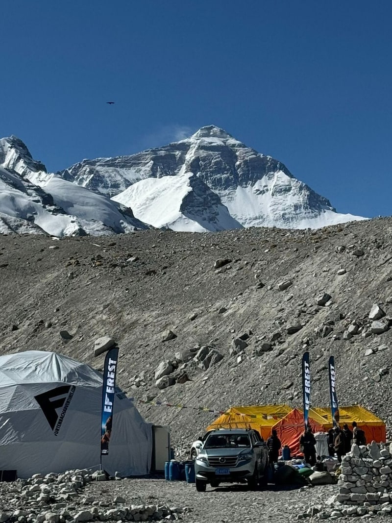 Mount Everest from the base camp in Tibet, which can even be reached by car (Bild: Lukas Furtenbach)