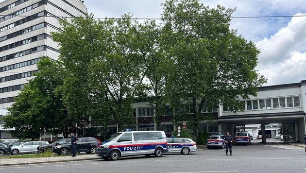The police in Linz had to secure their own building and the bomb scare has now been resolved. (Bild: Philipp Stadler)