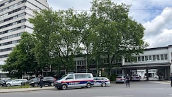 Die Polizei musste in Linz das eigene Gebäude sichern, der Bombenalarm ist inzwischen wieder vorbei. (Bild: Philipp Stadler)