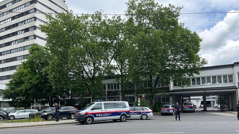 Die Polizei musste in Linz das eigene Gebäude sichern, der Bombenalarm ist inzwischen wieder vorbei. (Bild: Philipp Stadler)