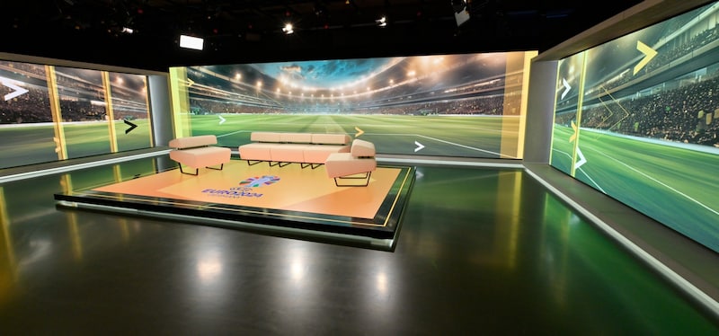 „Kein anderes Studio in Österreich hat eine LED-Wand in dieser Größe“, f reute sich ORF-Technikdirektor Harald Kräuter bei der Präsentation im neuen Sportstudio.. (Bild: ORF)