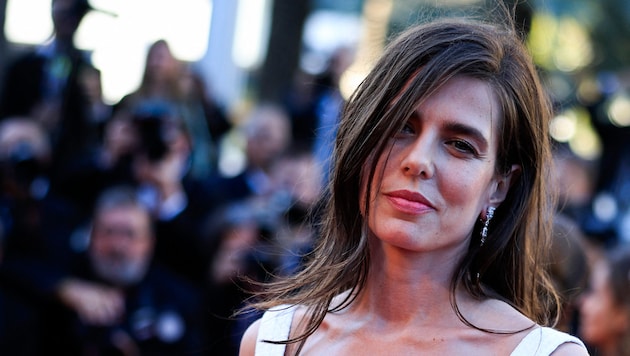 Charlotte Casiraghi Cannes'da kırmızı halı için alışılmadık bir görünümle herkesi şaşırttı. (Bild: AFP/APA/Valery HACHE)