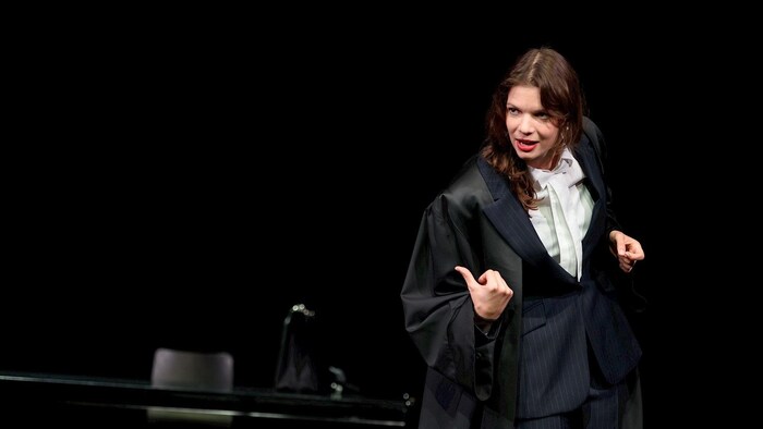 Lorena Emmi-Mayer in „Prima Facie“: sie gibt Kostproben aus ihrem Stück im Schauspielhaus 