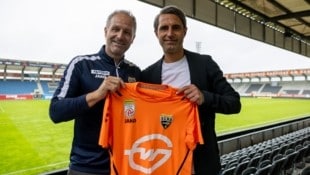 Altach-Sportdirektor Roland Kirchler (l.) mit Neuverpflichtung Ramazan Özcan.