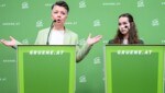 Lena Schilling und die grüne Generalsekretärin Olga Voglauer nahmen am Mittwoch zu den jüngsten Vorwürfen Stellung. Voglauer stellte dabei schwere Vorwürfe gegen die SPÖ in den Raum, um diese nur zwei Stunden später wieder zu dementieren. (Bild: APA/MAX SLOVENCIK)