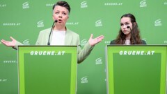 Lena Schilling und die grüne Generalsekretärin Olga Voglauer nahmen am Mittwoch zu den jüngsten Vorwürfen Stellung. Voglauer stellte dabei schwere Vorwürfe gegen die SPÖ in den Raum, um diese nur zwei Stunden später wieder zu dementieren. (Bild: APA/MAX SLOVENCIK)