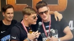 Alexander Prass und Co. konnten sich bei der Double-Feier einen Seitenhieb in Richtung Wien ...