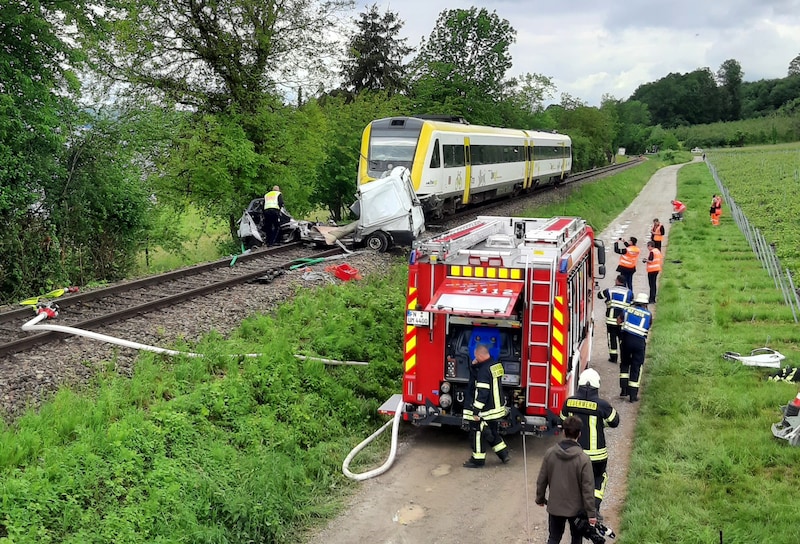 The delivery van was pushed 300 meters in front of the train set. (Bild: Kreisfeuerwehrverband Bodenseekreis e. V)