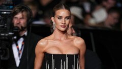 Rosie Huntington-Whiteley begeistert in Cannes nicht nur mit ihren atemberaubenden Red-Carpet-Looks, sondern auch mit einem verführerischen Instagram-Post. (Bild: AFP/Scott A Garfitt/Invision/AP)