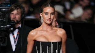 Rosie Huntington-Whiteley begeistert in Cannes nicht nur mit ihren atemberaubenden ...