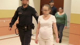 Die 28-jährige Angeklagte sitzt schwanger vom Drahtzieher (53) in U-Haft. Hinter ihr: Die 43-jährige Ex vom Kindervater. (Bild: Bartel Gerhard/Gerhard Bartel, Krone KREATIV)