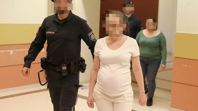 Die 28-jährige Angeklagte sitzt schwanger vom Drahtzieher (53) in U-Haft. Hinter ihr: Die 43-jährige Ex vom Kindervater. (Bild: Bartel Gerhard/Gerhard Bartel, Krone KREATIV)