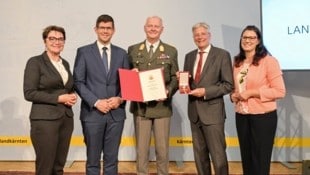 Brigadier Thomas Rapatz ist gebürtiger Griffner. Hier mit LH Peter Kaiser und Stellvertreter Martin Gruber sowie den Landesrätinnen Beate Prettner und Sara Schaar. (Bild: EVELYN HRONEK)