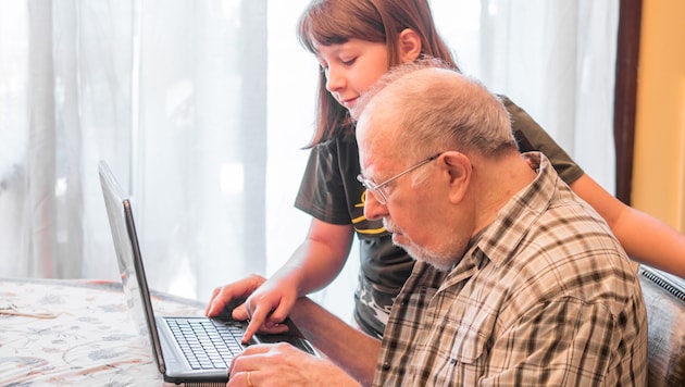 For many older people, their children or grandchildren are the only way they can have a digital presence in the state. Everyone else feels at the mercy of the obligation to submit online applications to the state and often as second-class citizens. (Bild: stock.adobe.com/Lsantilli)