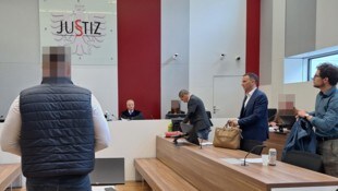 Der Angeklagte erschien mit drei Rechtsvertretern am Landesgericht Eisenstadt.