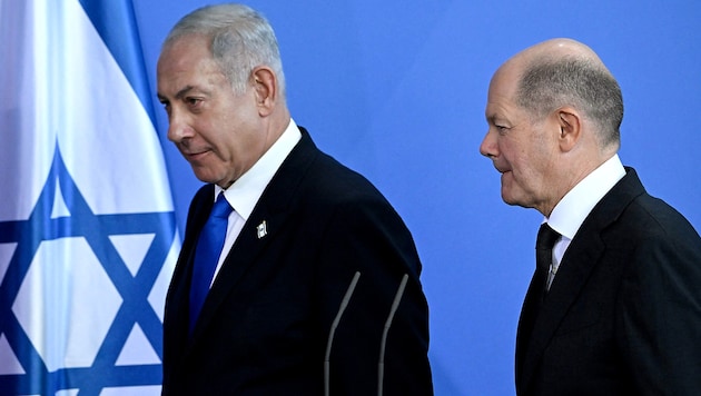 Die Regierung von Bundeskanzler Olaf Scholz schließt eine Festnahme des israelischen Premiers Benjamin Netanyahu nicht aus. (Bild: APA/AFP/Tobias SCHWARZ)