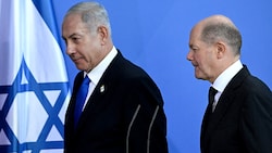 Die Regierung von Bundeskanzler Olaf Scholz schließt eine Festnahme des israelischen Premiers Benjamin Netanyahu nicht aus. (Bild: APA/AFP/Tobias SCHWARZ)