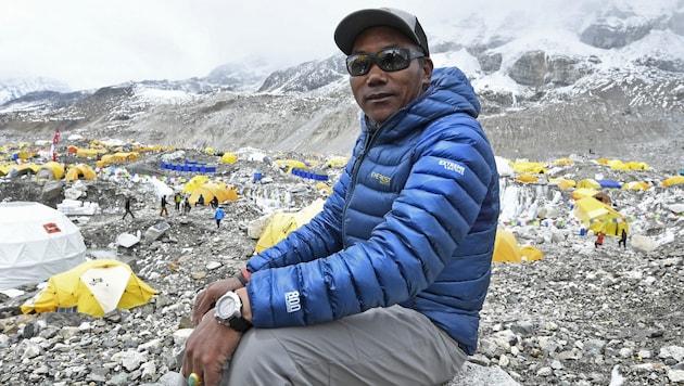 On Wednesday, mountain guide Kami Rita Sherpa climbed Mount Everest for the 30th time, setting a new world record in the process. (Bild: AFP/Prakash Mathema)