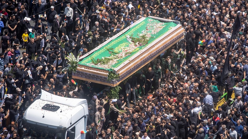 Zehntausende Menschen bei der Trauerfeier im Iran (Bild: AP)