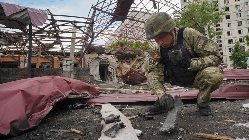 Fragmente einer russischen Bombe (Bild: AP/Andrii Marienko)