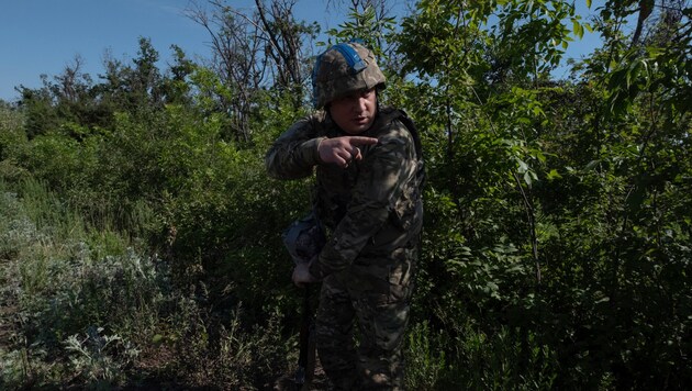 Ukrainian soldier (Bild: AP/Iryna Rybakova)