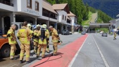 Die Feuerwehr und weitere Einsatzkräfte waren vor Ort.  (Bild: ZOOM Tirol/zoom.tirol)