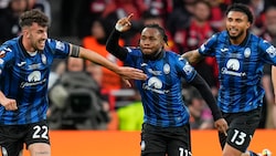 Ademola Lookman (Mitte) jubelte gleich über drei Treffer.  (Bild: AP ( via APA) Austria Presse Agentur/ASSOCIATED PRESS)