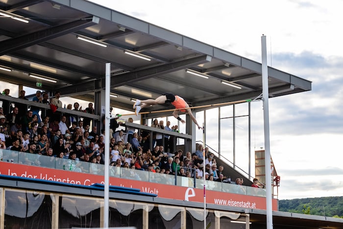 The high jump competition directly in front of the grandstand was top.