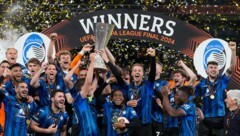 Atalanta hält die Trophäe endlich in Händen. (Bild: AP ( via APA) Austria Presse Agentur/ASSOCIATED PRESS)