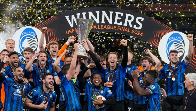 Atalanta finally hold the trophy in their hands. (Bild: AP ( via APA) Austria Presse Agentur/ASSOCIATED PRESS)