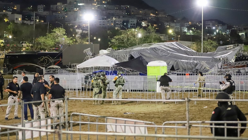 Sicherheitskräfte stehen um die eingestürzte Bühne am Stadtrand von Monterey (Mexiko) (Bild: AP/The Associated Press)