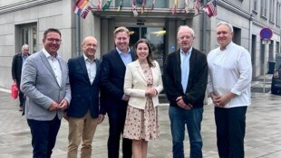 V. li.: Amstettens VP-Stadtchef Christian Haberhauer, Ex-Hotel-Direktor Rudolf Decker, Michael ...