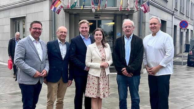 From left to right: Amstetten's VP city manager Christian Haberhauer, former hotel director Rudolf Decker, Michael Nell &amp; Lisa Sigl, previous owner Josef Ertl and head chef Andreas Walter. (Bild: zVg)