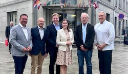 V. li.: Amstettens VP-Stadtchef Christian Haberhauer, Ex-Hotel-Direktor Rudolf Decker, Michael Nell & Lisa Sigl, Voreigentümer Josef Ertl und Küchenchef Andreas Walter. (Bild: zVg)