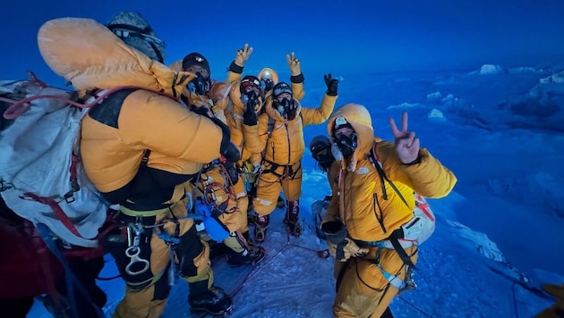 Tyrolean Lukas Furtenbach with his clients on the roof of the world. (Bild: Lukas Furtenbach)