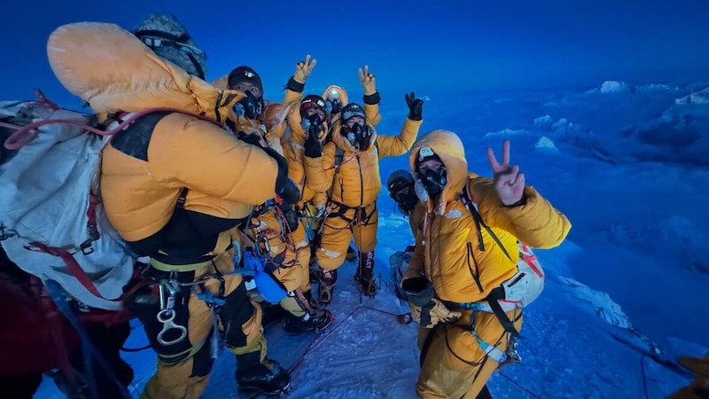 Heute kann man zu jeder Tages- und Nachtzeit den Everest-Gipfel erreichen.  (Bild: Lukas Furtenbach)