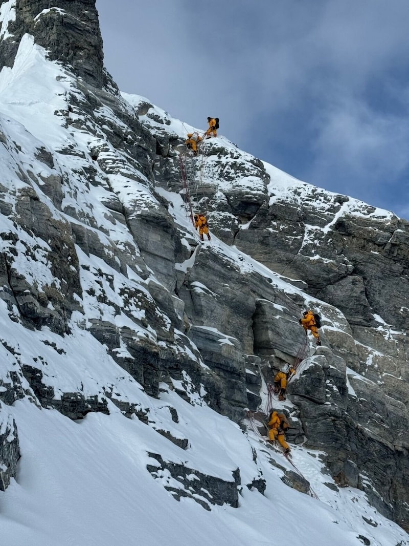 The team on the descent (Bild: Lukas Furtenbach)