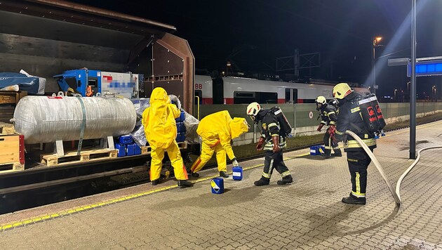 The fire department arrived with appropriate protective equipment. (Bild: ZOOM Tirol/Krone KREATIV)