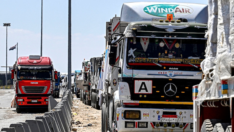 Mit Hilfsgütern beladene Lkw am Grenzübergang Rafah (Bild: APA/AFP/Khaled DESOUKI)