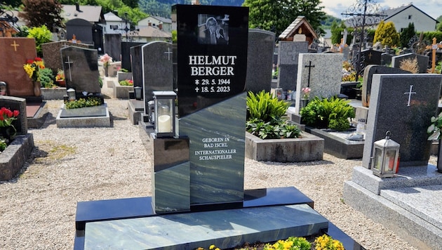 Helmut Berger died a year ago. Now the actor has been given a grave of honor in Bad Ischl. (Bild: APA/ROKSTYLE)