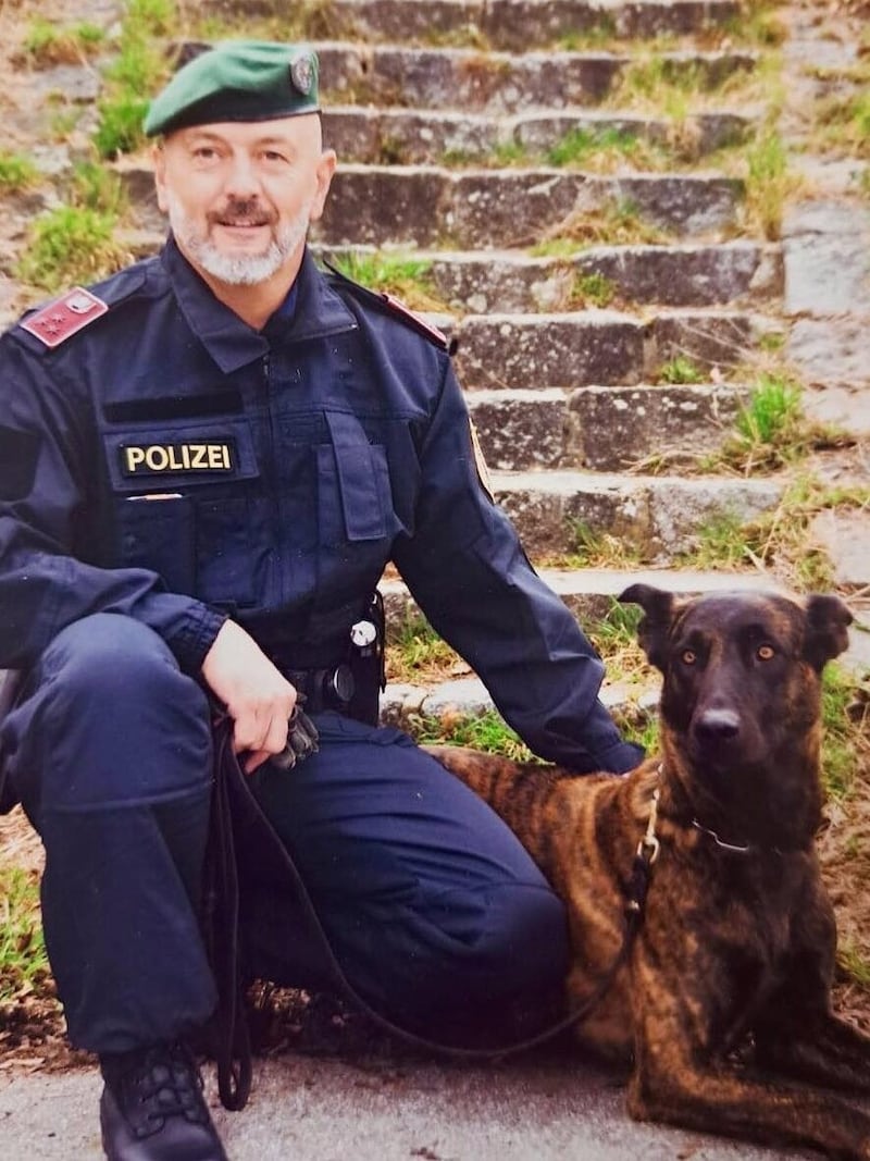 Inspector Wolfgang with "Smokie" (Bild: Polizei OÖ)