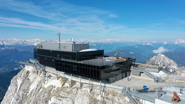 After nine challenging months, the renovation of the Dachstein mountain station is now complete. Photovoltaic panels were integrated into the façade. (Bild: Planai Bahnen Prugger)