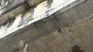 Die beschädigte Brücke. 