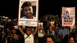 Demonstration für die Freilassung israelischer Geiseln (Archivbild) (Bild: APA/AFP/AHMAD GHARABLI)