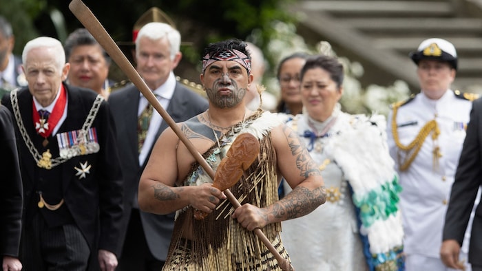 Ein Maori-Krieger in traditioneller Kleidung