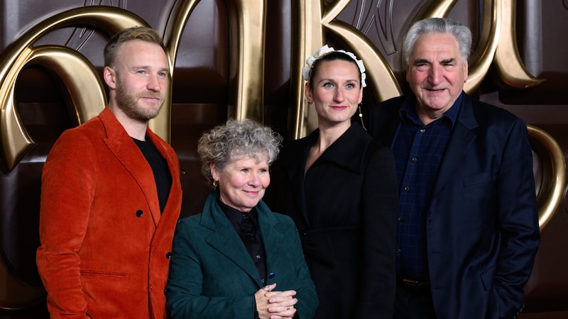 Sam Phillips and Bessie Carter with Carter's parents Imelda Staunton and Jim Carter at the premiere of "Wonka" (Bild: picturedesk.com/Doug Peters / PA)