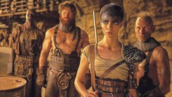 Im Kino: „Furiosa: A Mad Max Saga“ mit Anya Taylor-Joy (Mitte) als wagemutige Amazone Furiosa. (Bild: Warner Bros. )