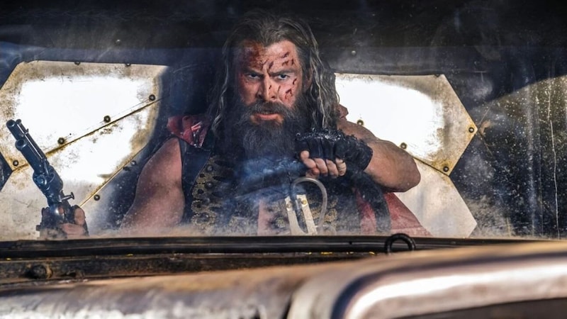 „Furiosa: A Mad Max Saga“ mit Hollywood-Schauspieler Chris Hemsworth als Führer Dementus.  (Bild: Warner Bros.)