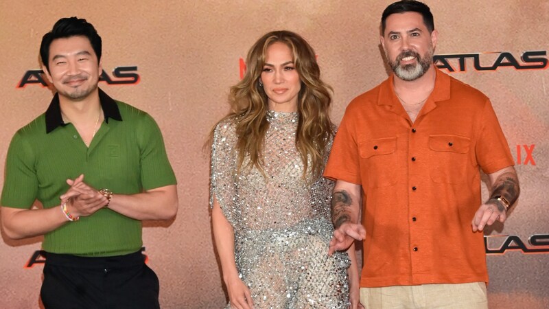 Jennifer Lopez mit ihrem Co-Star Simu Liu und „Atlas“-Regisseur Brad Peyton bei einer Pressekonferenz in Mexico City. (Bild: picturedesk.com/Carlos Tischler / SZ-Photo)