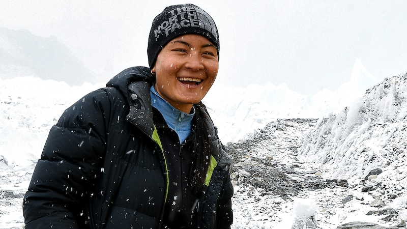 Phunjo Jhangmu Lama bestieg den Mount Everest in einer Rekordzeit von nur 14 Stunden und 31 Minuten. (Bild: APA/AFP/PRAKASH MATHEMA)